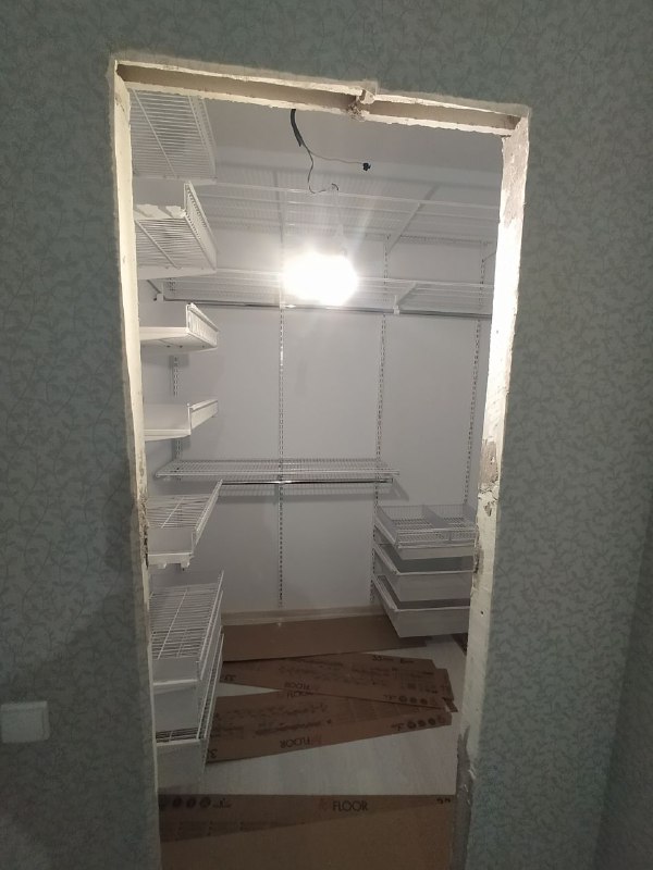 Белая П-образная гардеробная с выдвижными корзинами, ~2×1,7 м, фото 4