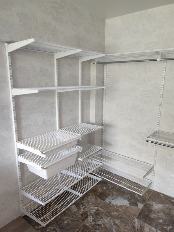 Белая П-образная гардеробная с выдвижными корзинами, ~2,1×2 м, фото 1
