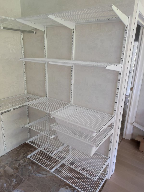 Белая П-образная гардеробная с выдвижными корзинами, ~2,1×2 м, фото 3