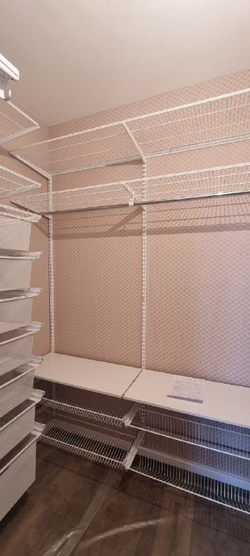 Белая П-образная гардеробная с выдвижными корзинами, ~2,7×1,8 м, фото 3