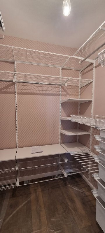 Белая П-образная гардеробная с выдвижными корзинами, ~2,7×1,8 м, фото 4