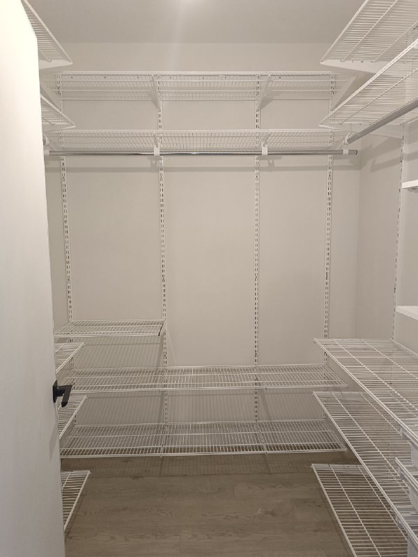 Белая П-образная гардеробная с выдвижными корзинами, ~1,8×2,1 м, фото 1