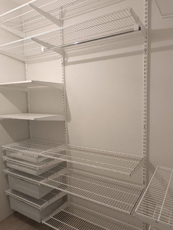 Белая П-образная гардеробная с выдвижными корзинами, ~1,8×2,1 м, фото 2