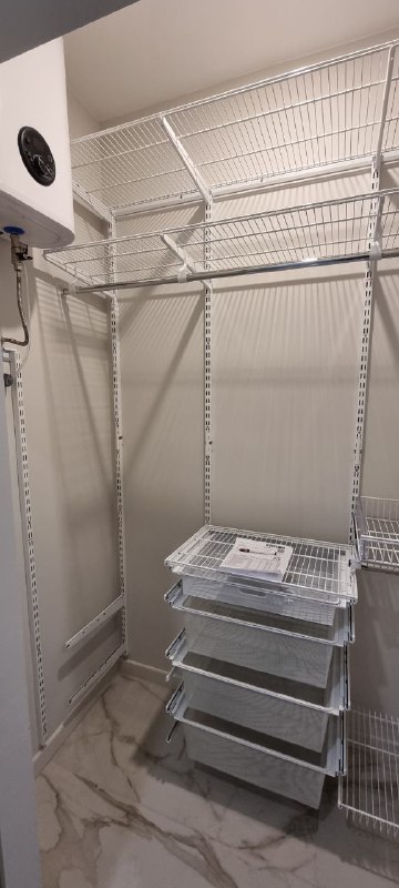 Белая П-образная гардеробная с выдвижными корзинами, ~1,3×1,8 м, фото 1
