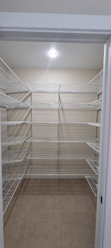 Белая П-образная гардеробная с выдвижными корзинами, ~1,5×2 м, фото 1