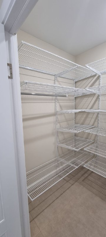 Белая П-образная гардеробная с выдвижными корзинами, ~1,5×2 м, фото 2