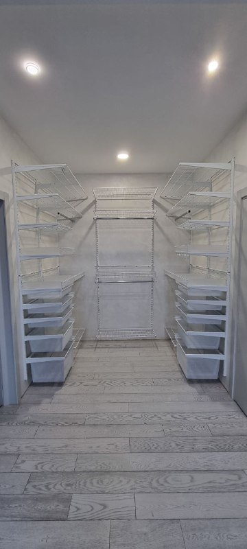Белая П-образная гардеробная с выдвижными корзинами, ~1,8×2 м, фото 1