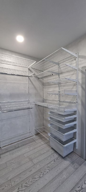 Белая П-образная гардеробная с выдвижными корзинами, ~1,8×2 м, фото 3