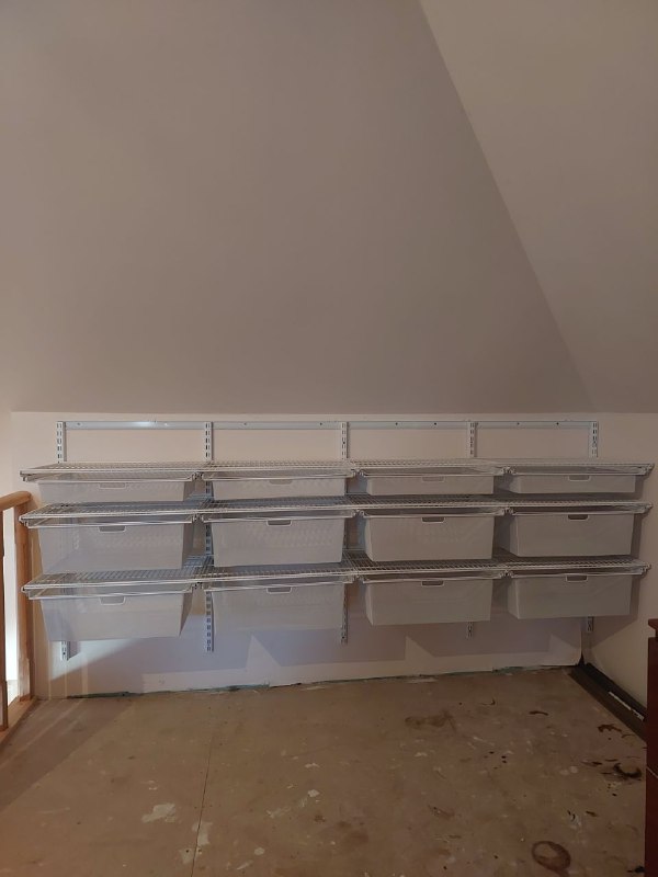Белая П-образная гардеробная с выдвижными корзинами, ~2,8×2,4 м, фото 1