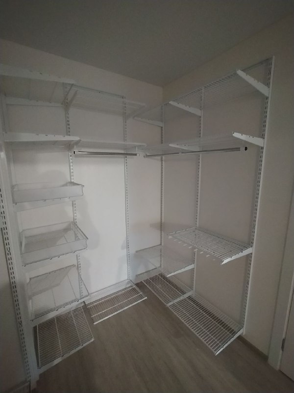 Белая П-образная гардеробная с выдвижными корзинами, ~2,4×1,8 м, фото 1