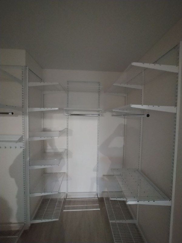 Белая П-образная гардеробная с выдвижными корзинами, ~2,4×1,8 м, фото 2