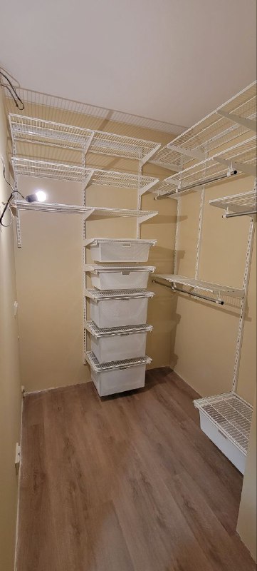 Белая П-образная гардеробная с выдвижными корзинами, ~2,4×1,8 м, фото 2