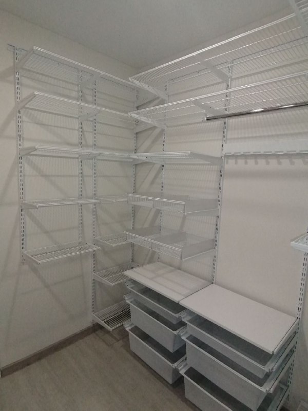 Белая П-образная гардеробная с выдвижными корзинами, ~2,4×1,8 м, фото 1