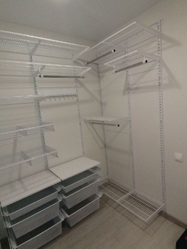 Белая П-образная гардеробная с выдвижными корзинами, ~2,4×1,8 м, фото 2