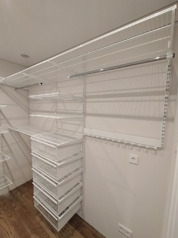 Белая П-образная гардеробная с выдвижными корзинами, ~2,4×2 м, фото 3