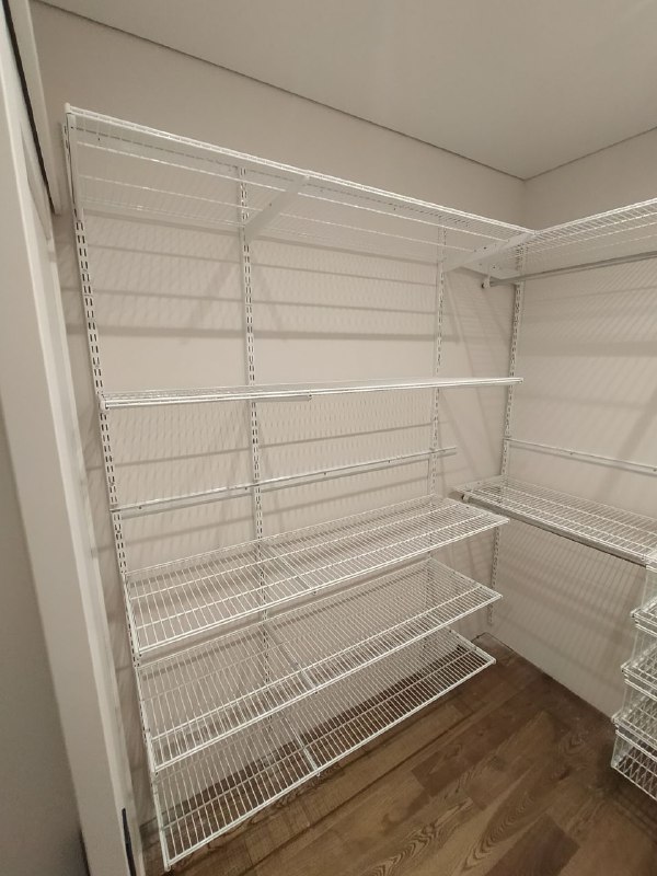 Белая П-образная гардеробная с выдвижными корзинами, ~1,5×2,1 м, фото 2