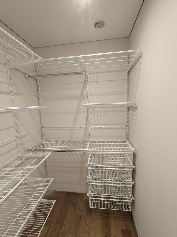 Белая П-образная гардеробная с выдвижными корзинами, ~1,5×2,1 м, фото 3