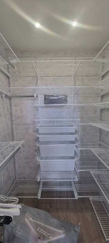 Белая П-образная гардеробная с выдвижными корзинами, ~1,8×1,5 м, фото 1