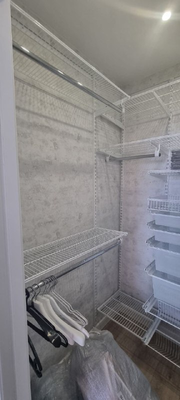 Белая П-образная гардеробная с выдвижными корзинами, ~1,8×1,5 м, фото 2