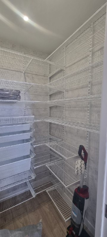 Белая П-образная гардеробная с выдвижными корзинами, ~1,8×1,5 м, фото 3