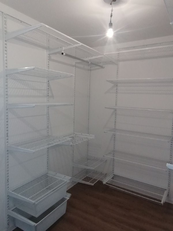 Белая П-образная гардеробная с выдвижными корзинами, ~1,8×2,1 м, фото 1