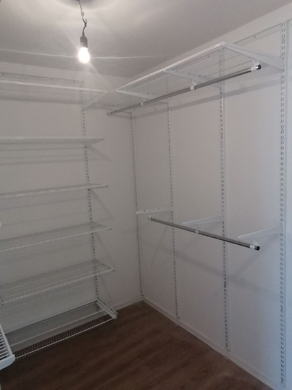 Белая П-образная гардеробная с выдвижными корзинами, ~1,8×2,1 м, фото 2