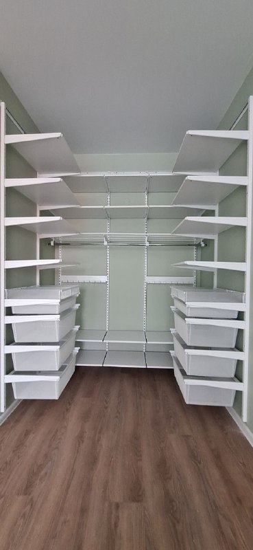 Белая П-образная гардеробная с выдвижными корзинами, ~1,8×2,5 м, фото 1