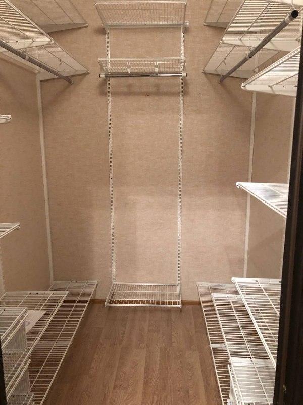 Белая П-образная гардеробная с выдвижными корзинами, ~1,8×2,1 м, фото 1