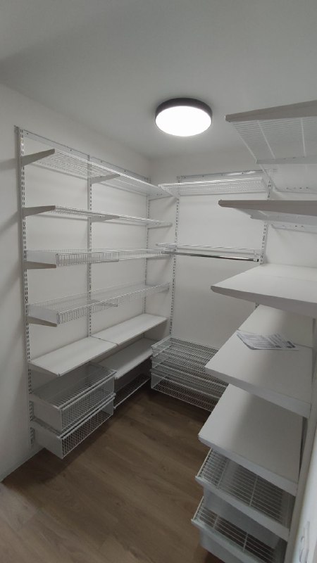 Белая П-образная гардеробная с выдвижными корзинами, ~2,4×1,8 м, фото 1