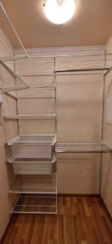 Белая П-образная гардеробная с выдвижными корзинами, ~1,2×1,8 м, фото 2