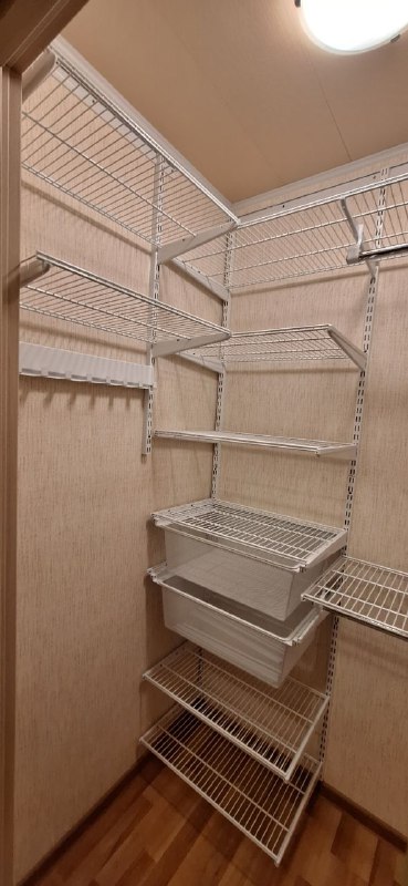 Белая П-образная гардеробная с выдвижными корзинами, ~1,2×1,8 м, фото 3