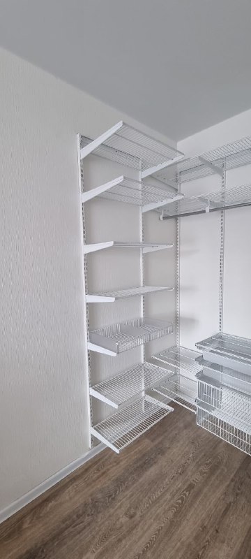 Белая П-образная гардеробная с выдвижными корзинами, ~1,8×2,1 м, фото 2