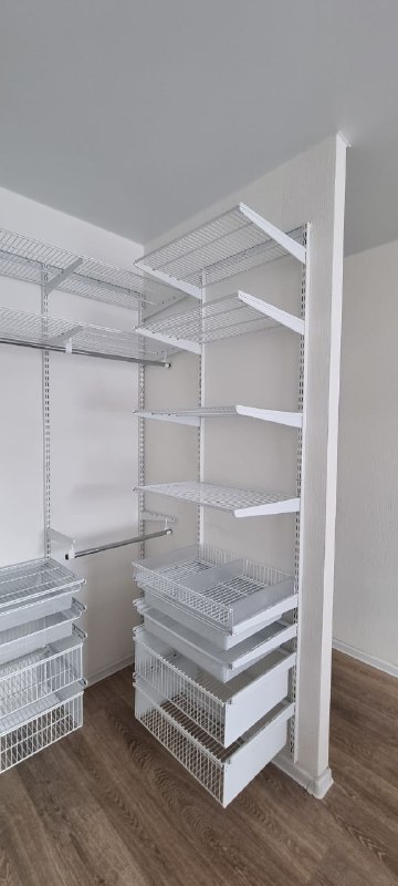 Белая П-образная гардеробная с выдвижными корзинами, ~1,8×2,1 м, фото 3
