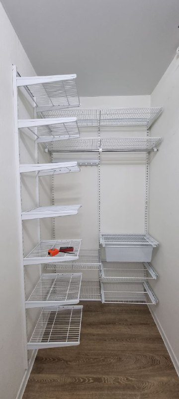 Белая П-образная гардеробная с выдвижными корзинами, ~1,8×2,1 м, фото 4