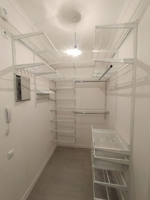 Белая П-образная гардеробная с выдвижными корзинами, ~1,8×2,4 м, фото 1