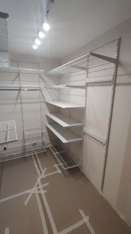 Белая П-образная гардеробная с выдвижными корзинами, ~1,8×2,4 м, фото 1
