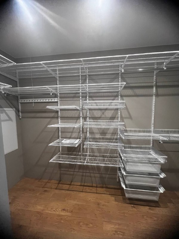 Белая П-образная гардеробная с выдвижными корзинами, ~2,7×1,8 м, фото 3