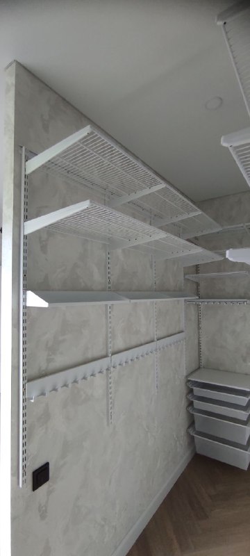 Белая П-образная гардеробная с выдвижными корзинами, ~2,4×2 м, фото 1