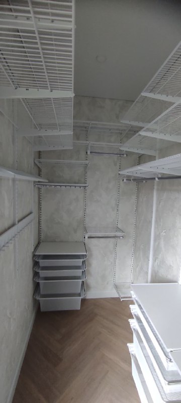 Белая П-образная гардеробная с выдвижными корзинами, ~2,4×2 м, фото 2