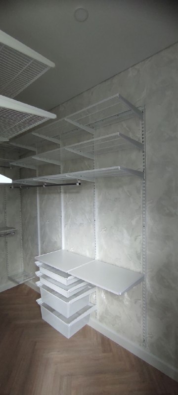 Белая П-образная гардеробная с выдвижными корзинами, ~2,4×2 м, фото 4