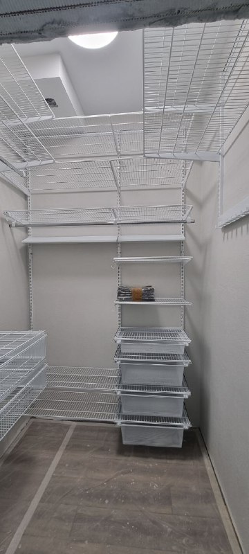 Белая П-образная гардеробная с выдвижными корзинами, ~1,8×1,5 м, фото 1