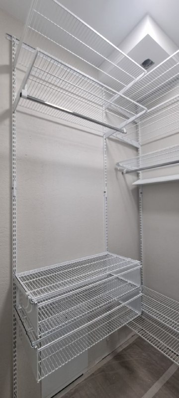 Белая П-образная гардеробная с выдвижными корзинами, ~1,8×1,5 м, фото 2
