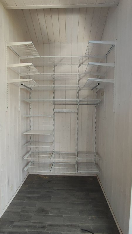 Белая П-образная гардеробная с выдвижными корзинами, ~1,8×2,4 м, фото 1