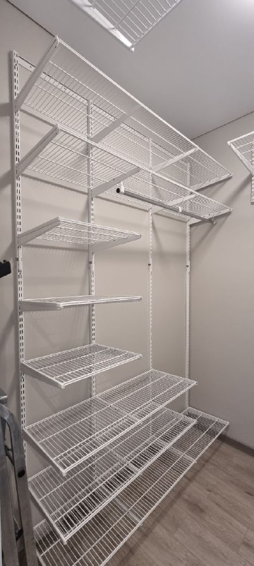 Белая П-образная гардеробная с выдвижными корзинами, ~1,8×2,4 м, фото 1