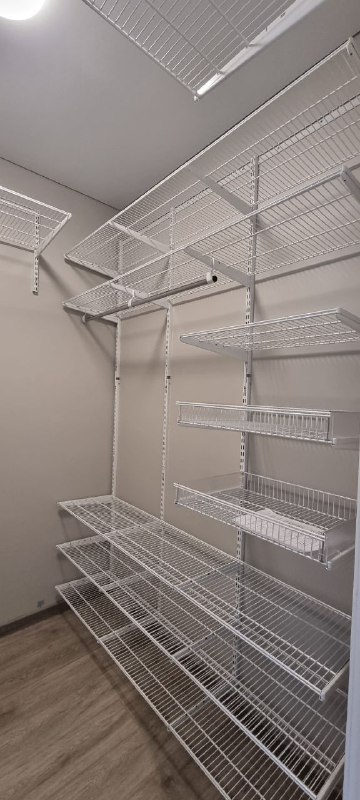 Белая П-образная гардеробная с выдвижными корзинами, ~1,8×2,4 м, фото 3