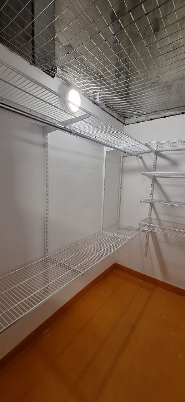 Белая П-образная гардеробная с выдвижными корзинами, ~1,5×2,2 м, фото 1