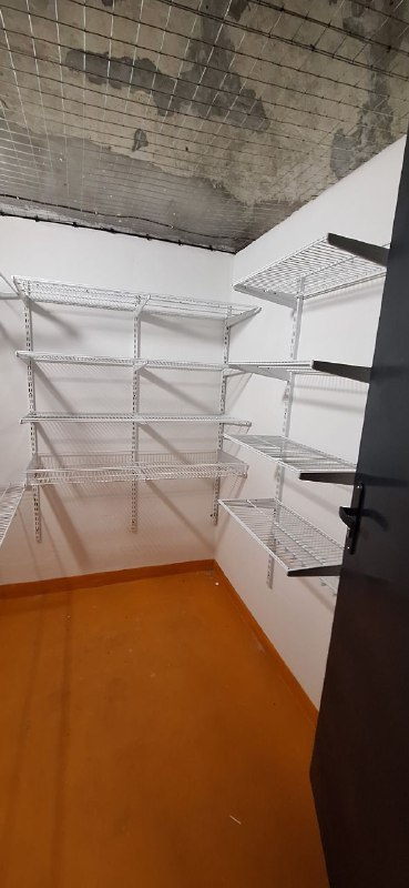 Белая П-образная гардеробная с выдвижными корзинами, ~1,5×2,2 м, фото 2