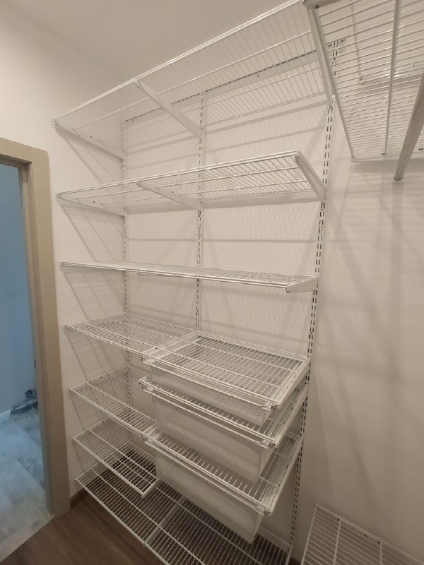 Белая П-образная гардеробная с выдвижными корзинами, ~2,4×1,8 м, фото 5