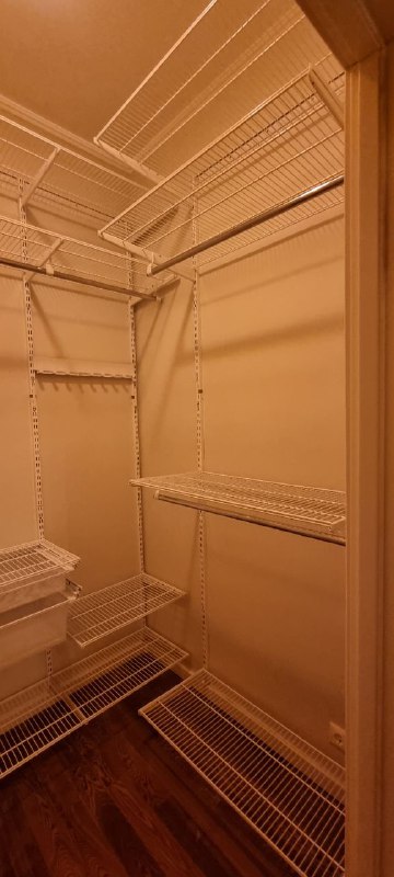 Белая П-образная гардеробная с выдвижными корзинами, ~1,8×1,5 м, фото 2
