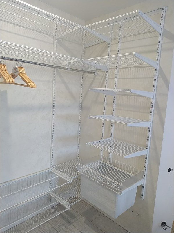Белая П-образная гардеробная с выдвижными корзинами, ~2,2×1,8 м, фото 2